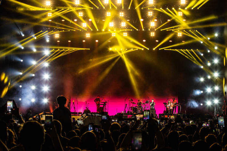 Fotografia colorida do palco do show do Maroon 5 no Allianz Parque
