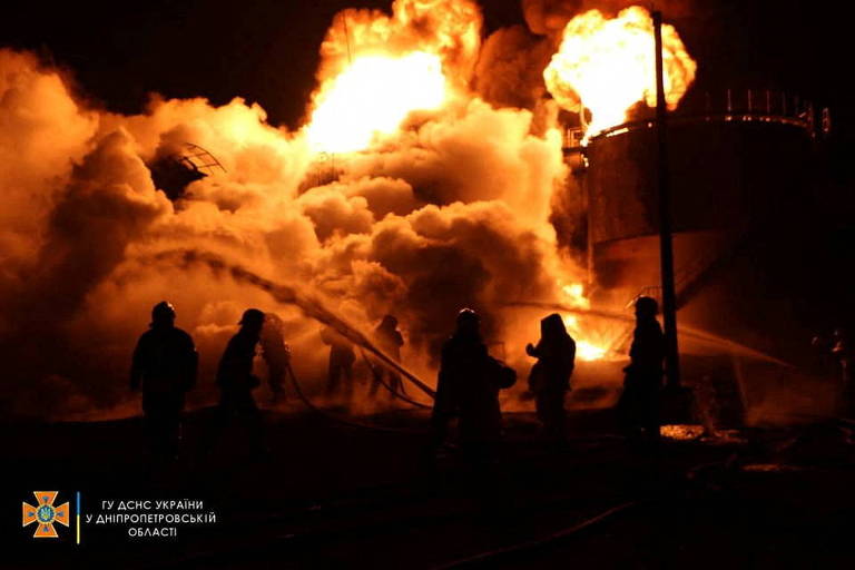 Reservatório de petróleo próximo a Dnipro é atingido por ataque russo; veja imagens do conflito