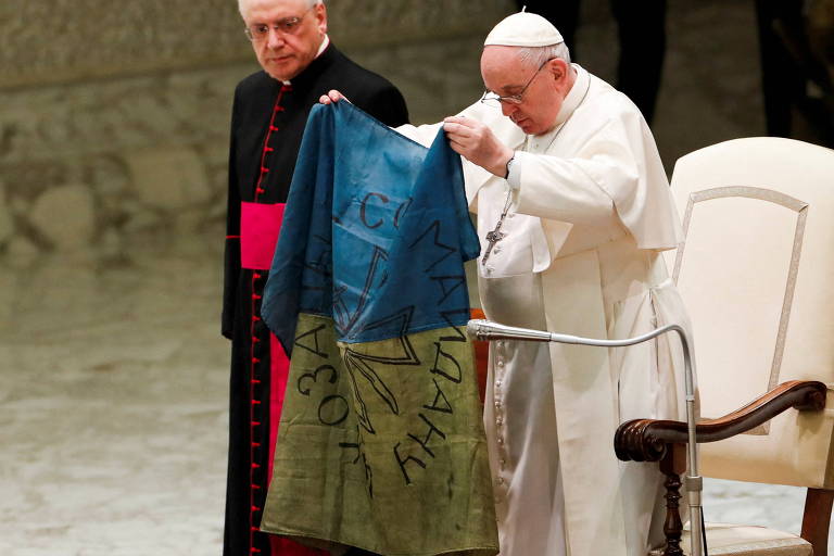 O papa Francisco segura bandeira da Ucrânia durante cerimônia no Vaticano, em que condenou ‘massacre em Butcha’ e afirmou: ‘Parem esta guerra’ 