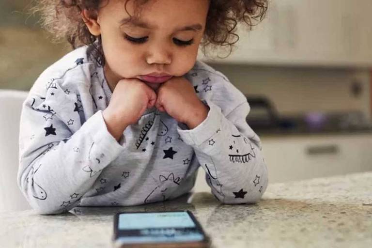 Crianças no celular: quanto tempo devem usar e 7 sinais de excesso