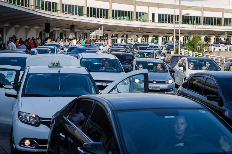 Fila dupla de carros em desembarque no aeroporto de Congonhas, em São Paulo. 
