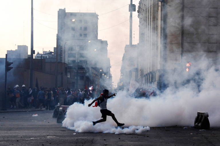 Manifestante chuta bomba de gás lacrimogêneo em meio a protestos contra Pedro Castillo no Peru
