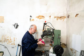 A worker produces shoes intended for Russia at the italian shoemaker Sergio Amaranti in Civitanova Marche, Italy, on March 18, 2022. (Clara Vannucci/The New York Times)