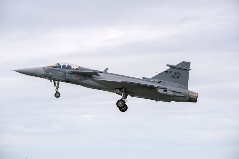 Primeiro caça Gripen enviado para testes no Brasil levanta voo em Navegantes (SC)