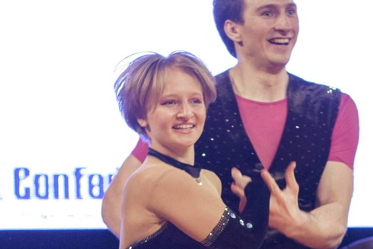 Katerina Tikhonova, filha de Vladimir Putin, dança durante o Mundial de Rock'n'Roll Acrobático em Cracóvia, na Polônia, em 2014