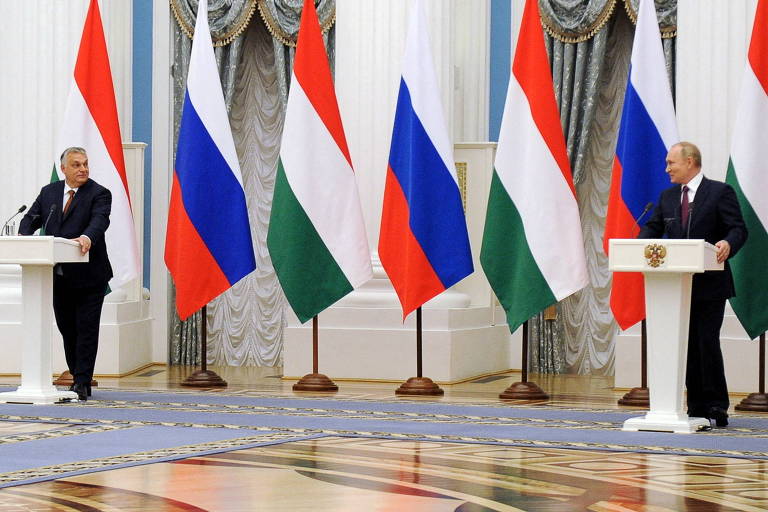 Viktor Orbán e Vladimir Putin participam de entrevista coletiva em Moscou, em fevereiro