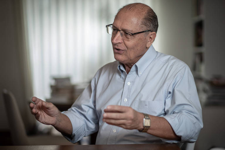 O ex-governador Geraldo Alckmin (PSB) durante entrevista à Folha em sua casa, no Morumbi
