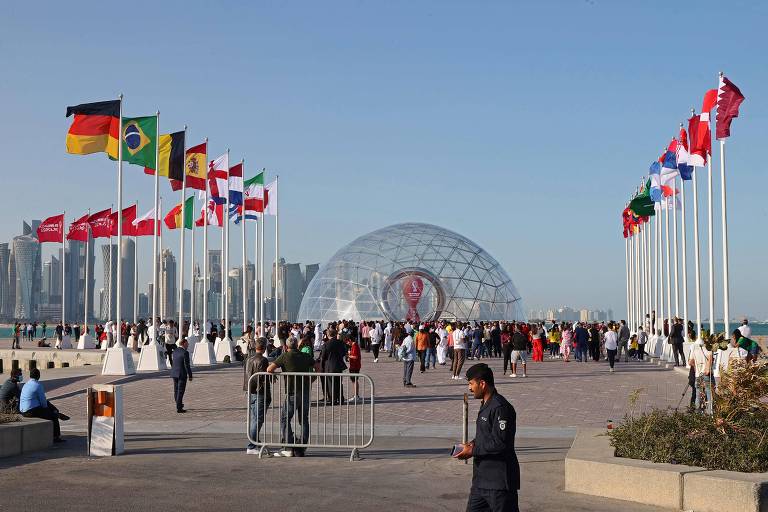 Funcionário faz a segurança em área em Doha com temática relacionada à Copa do Mundo, incluindo um relógio que exibe quantos dias faltam para o início do torneio no Qatar
