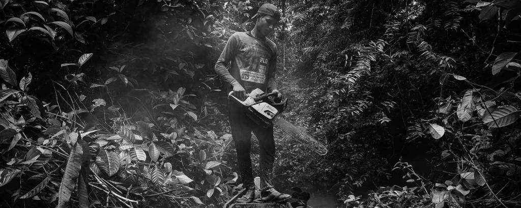 Jasson Oliveira do Nascimento, morador da Reserva Extrativista Arapixi, no Amazonas, corta a vegetação para abrir caminho para a canoa em igarapé que leva ao Projeto de Assentamento Extrativista Antimary, onde se coletam castanhas; foto está entre as premiadas pelo Word Press Photo