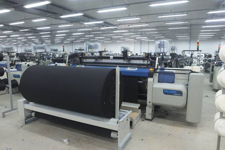 Peças usadas são desfibradas e dão origem a fios, tecidos e roupas em processo que dura 180 dias