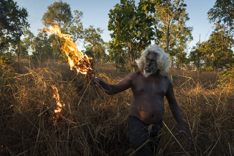 Prêmio Reportagem: Por dezenas de milhares de anos, o povo aborígene  a cultura contínua mais antiga do planeta  na Australia, vem queimando estrategicamente o campo para gerenciar a paisagem e evitar incêndios fora de controle.