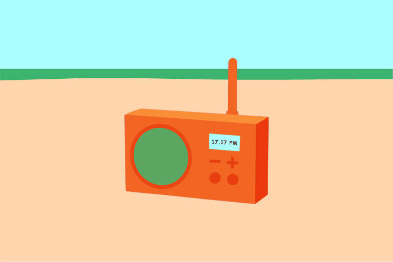 A ilustração mostra um rádio laranja sintonizado na estação 17.17 sobre a areia da praia com o mar verde ao fundo e o céu azul