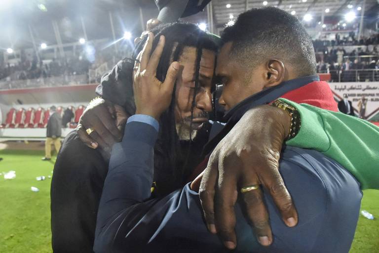 Song, técnico de Camarões, e Eto'o, presidente da federação, se abraçam após a classificação à Copa