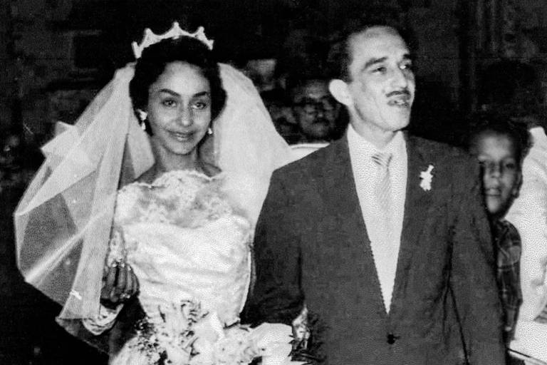 mulher e homem se casam em foto em preto e branco