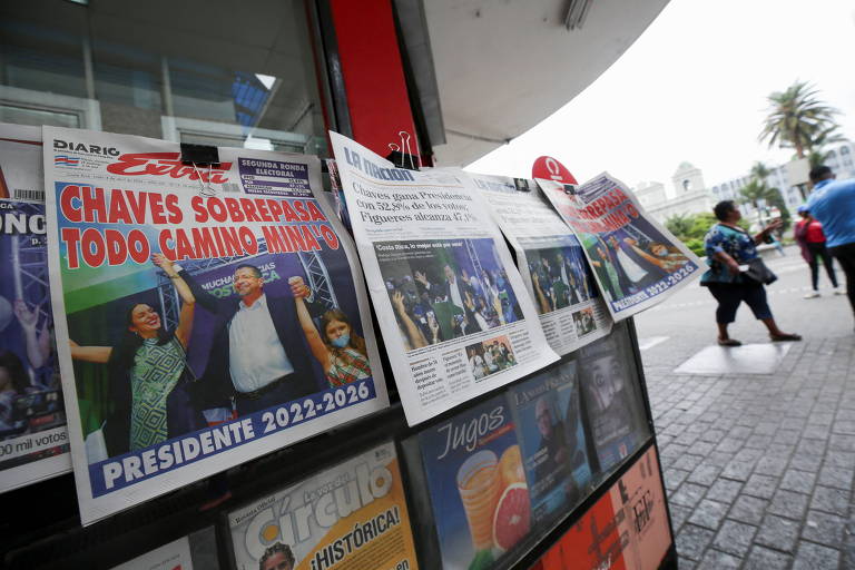 Em San José, capital da Costa Rica, jornais mostram nas manchetes a vitória de Rodrigo Chaves na eleição presidencial