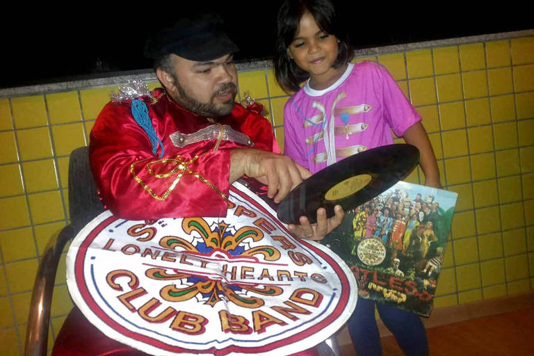 Karlo Schneider mostra um disco dos Beatles à filha Barbara, em Caicó, no Rio Grande do Norte