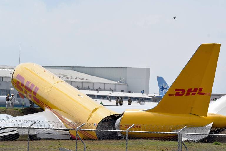 Avião de carga da DHL partido ao meio após pouso de emergência em aeroporto próximo a San José, na Costa Rica