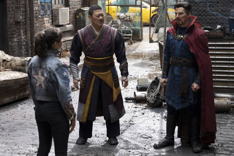 Xochitl Gomez como America Chavez, personagem lésbica de "Doutor Estranho no Multiverso da Loucura", ao lado de Benedict Wong e Benedict Cumberbatch