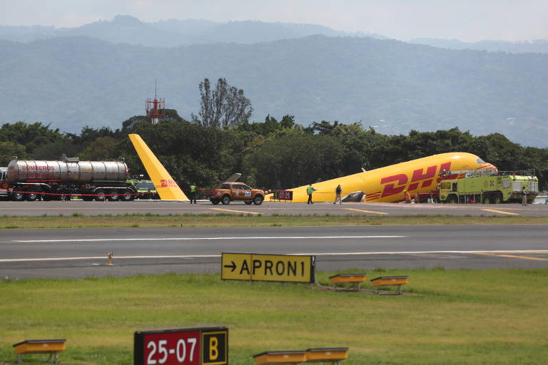 Avião de carga se parte em dois em pouso de emergência na Costa Rica