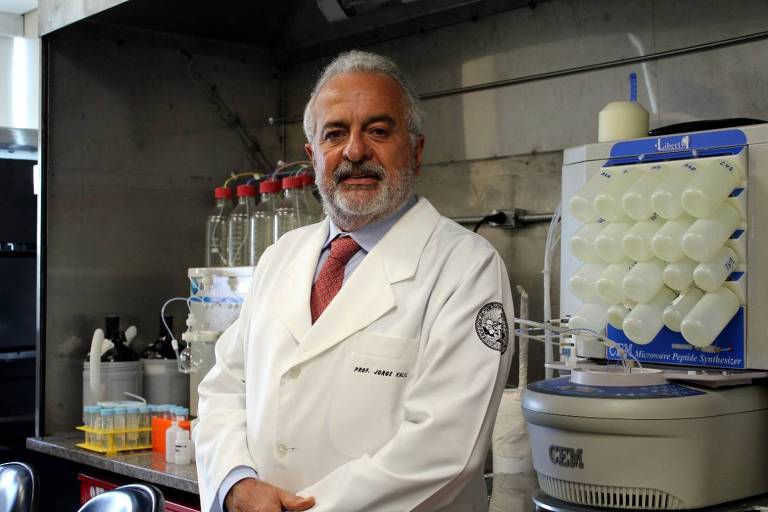 O imunologista Jorge Kalil em laboratório do Instituto do Coração do Hospital das Clínicas da Faculdade de Medicina da USP (Incor)