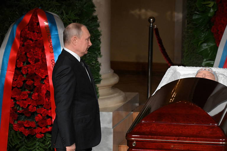 Putin ao lado do caixão com o corpo de Vladimir Jirinovski no funeral em Moscou