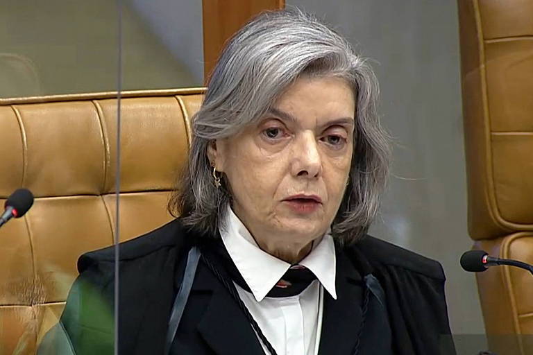 A ministra Cármen Lúcia fala no plenário do STF