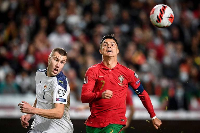 Zagueiro Strahinja Pavlovic disputa a bola com Cristiano Ronaldo durante partida entre Sérvia e Portugal