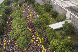 Carnaval em Sao Paulo .Folioes acompanham Bloco Villa Country Pinga Ni Mim na Av Pedro ALvares Cabral no Ibirapuera