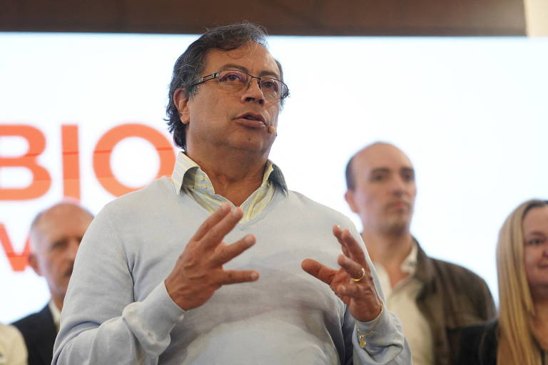 Gustavo Petro, candidato esquerdista à Presidência da Colômbia, discursa em Bogotá