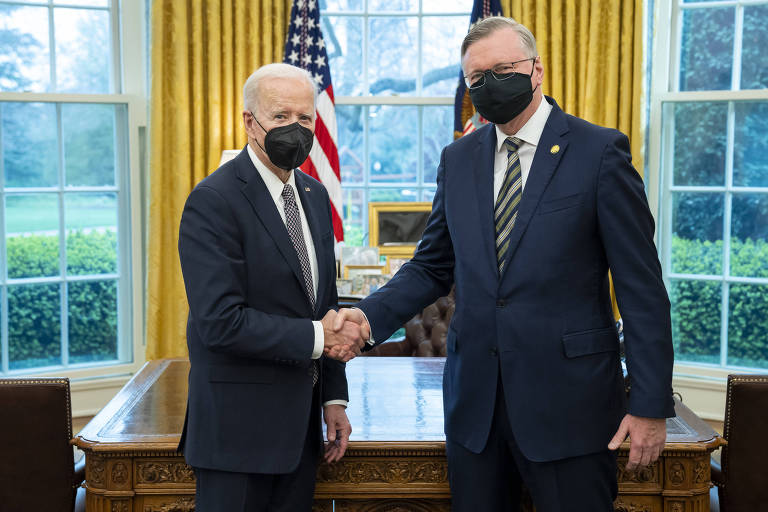 O presidente dos EUA, Joe Biden, ao lado do embaixador do Brasil, Nestor Forster, na Casa Branca