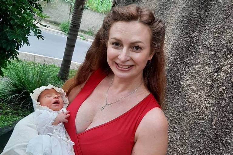 A advogada Alena Cherepanova, 41, com a filha Anfisa, nascida em uma casa de parto em São Paulo