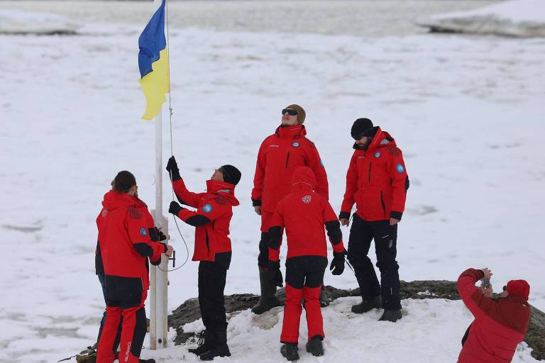Cientistas na base da Antártida de Vernadsky hasteiam bandeira ucraniana