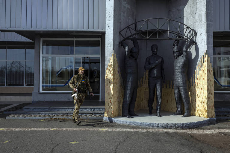 Soldado ucraniano do lado de fora da principal estação de Tchernóbil