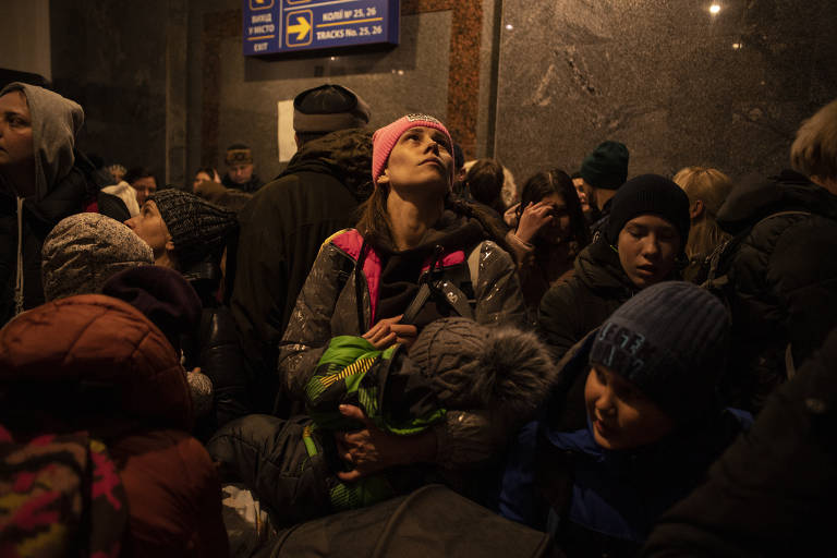 Moradores de Lviv se dirigem para estação de trem para tentar deixar a Ucrânia