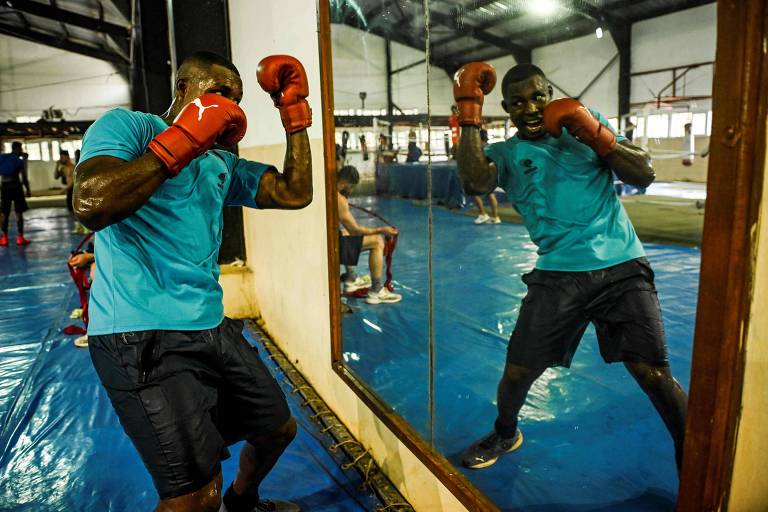 O bicampeão olimpíco de boxe Julio César La Cruz treina em Havana