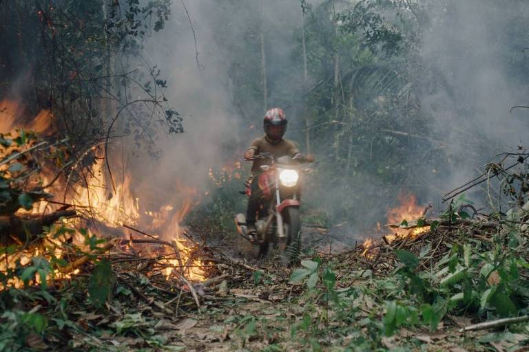 Cena de 'O Território', filme que mostra a luta de um grupo de indígenas contra o desmatamento causado em uma área protegida da floresta amazônica