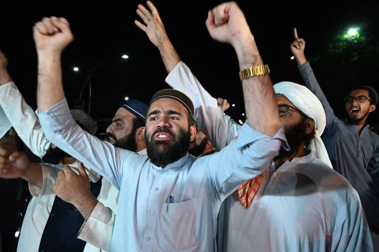 Opositores comemoram a saída do premiê do Paquistão do lado de fora do Parlamento