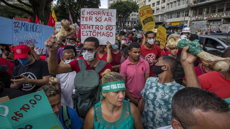 Cartaz escrito 'é horrível ter só ar dentro do estômago' é visto em meio a manifestação contra o presidente Jair Bolsonaro e a alta geral de preços na praça da República, região central de São Paulo