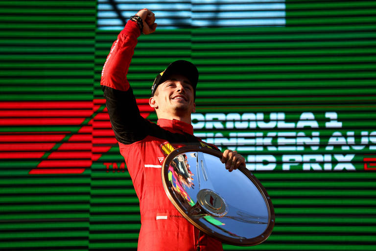 Charles Leclerc comemora neste domingo (10) após vencer o GP da Austrália de F1