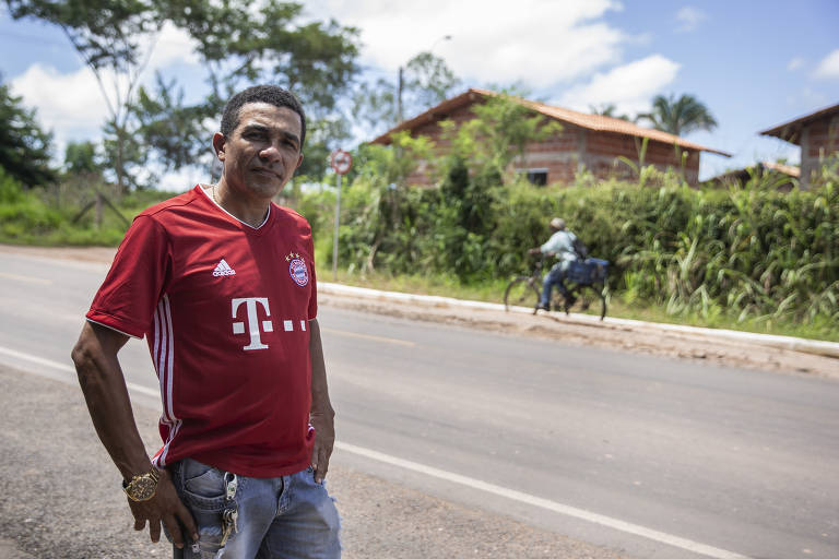 O agricultor Francisco Pimentel de Brito, 48, mora à beira da via e diz que a obra também tem problemas de drenagem