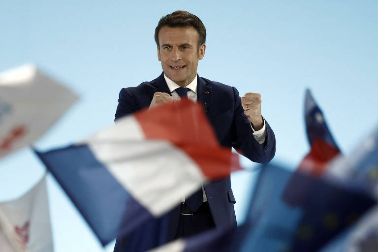 Macron durante fala a seus apoiadores, em Paris, após a divulgação do resultado parcial do primeiro turno
