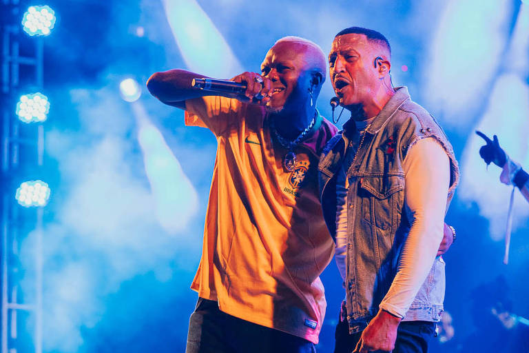 Rapper Djonga (esq.)  com Mano Brown durante show do Racionais MC's no palco Amstel, do Breve Festival, na Esplanada do Mineirão (BH)