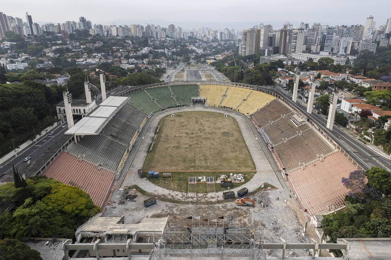 Vista aérea do estadio do pacaembu com obra de demolição do tobogã
