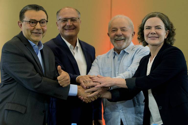 O ex-presidente Lula, o ex-governador Geraldo Alckmin, a presidente do PT, Gleisi Hoffmann, e o presidente do PSB, Carlos Siqueira
