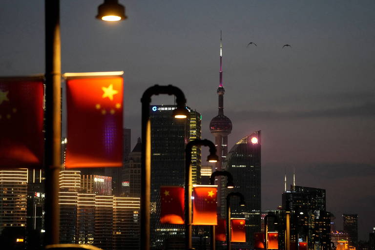 Bandeira da China no distrito financeiro em Xangai, onde lockdown tenta conter avanço da Covid