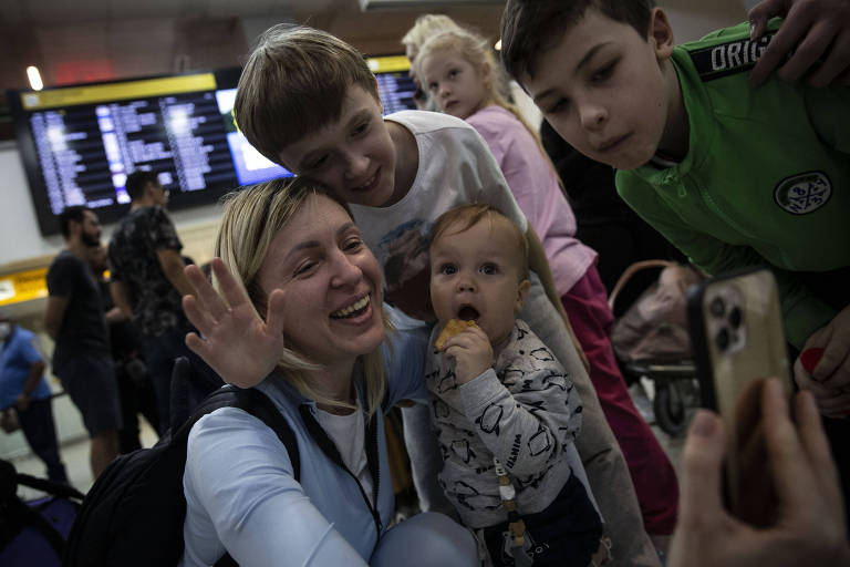 Grupo de refugiados da Ucrânia resgatados por rede de igrejas chega ao Brasil