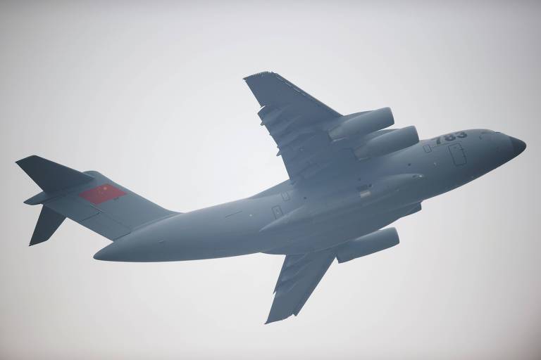 Avião de transporte militar Y-20, o maior da China, usado no transporte de armas para Belgrado