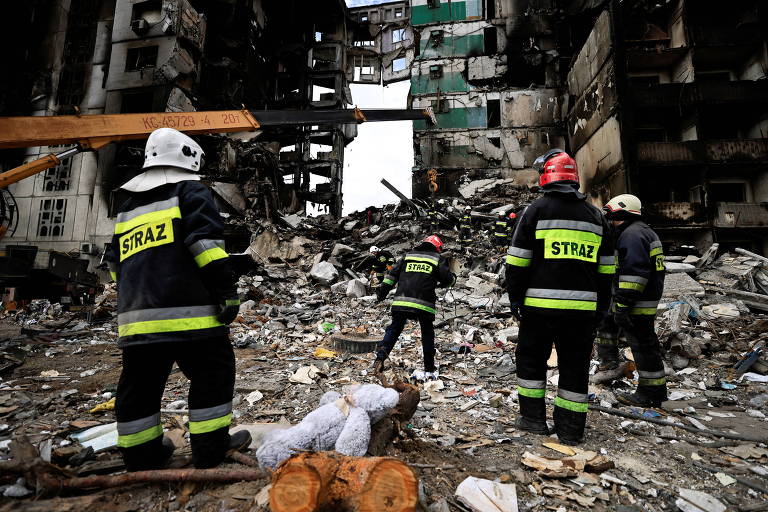 Equipes de resgate buscam corpos sob ruínas de prédio destruído por bombardeio russo em Borodianka, nos arredores de Kiev