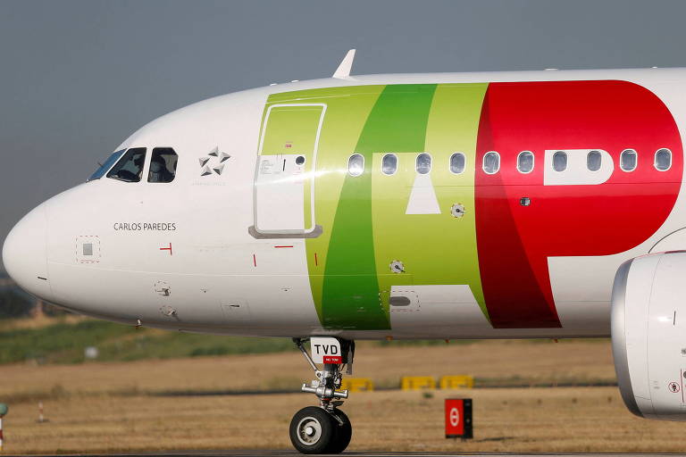 Aeronave da empresa aérea portuguesa TAP estacionada no aeroporto de Lisboa
