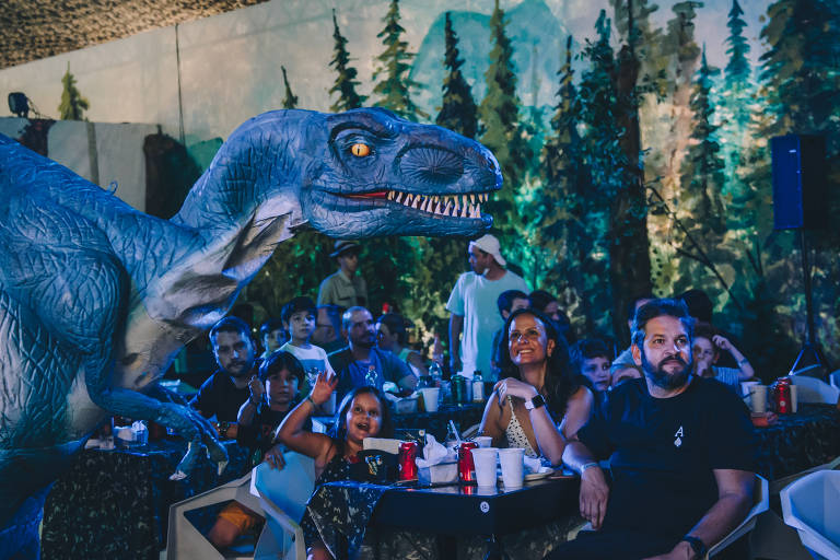 As réplicas de dinossauro vão circular por entre mesas, cadeiras e pratos de comida no estacionamento do shopping VillaLobos, onde foi montado o 'Jurassic Safari - Diner Experience'